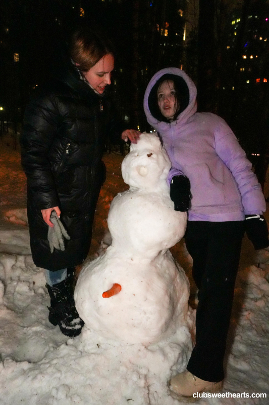 Hot lesbians make snowman melt