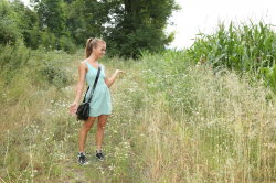 Two-blondes-play-in-the-fields