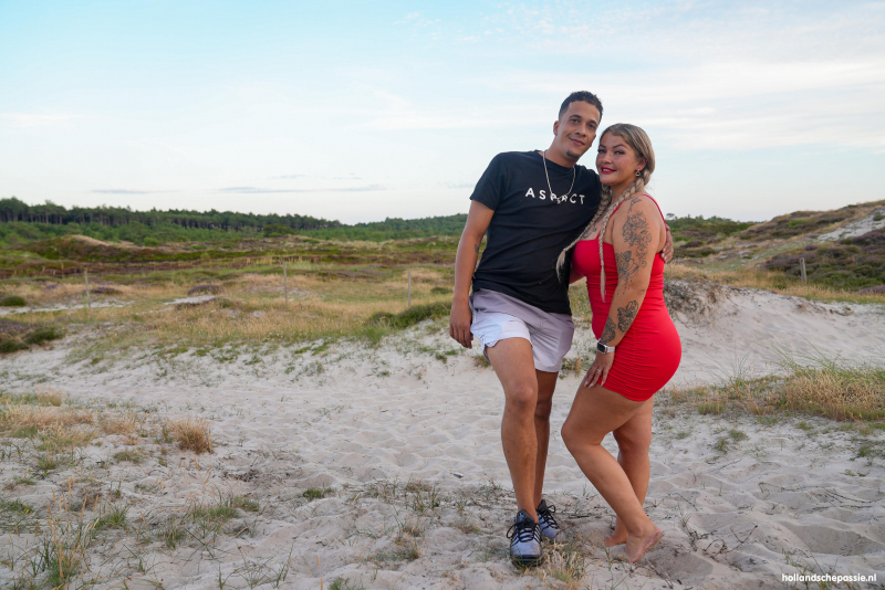 Gaby Hofstede squirt in de duinen