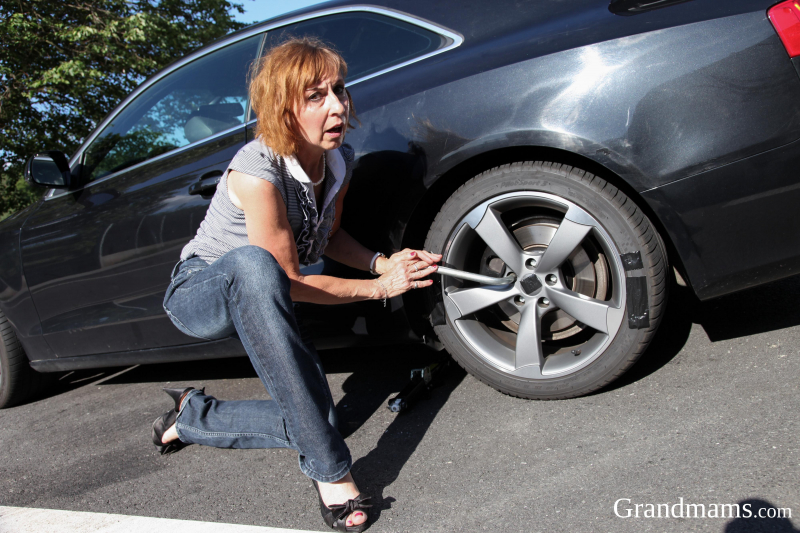 Granny‘s pussy gets pounded in the parking lot