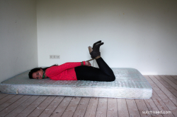 Lena-struggling-on-a-matras