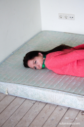 Lena-struggling-on-a-matras