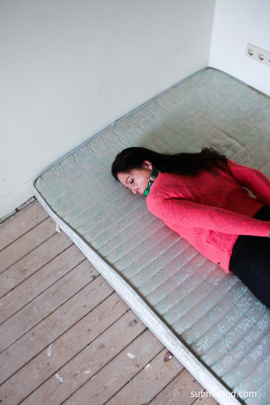 Lena struggling on a matras