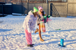 Playful-lesbians-love-winter