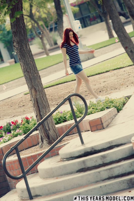 Mindy Flashes In The Park