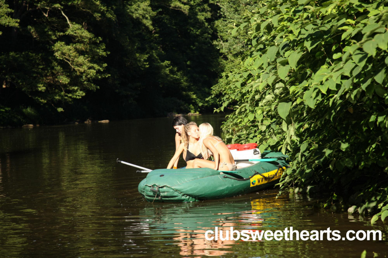 4 girls rafting naked